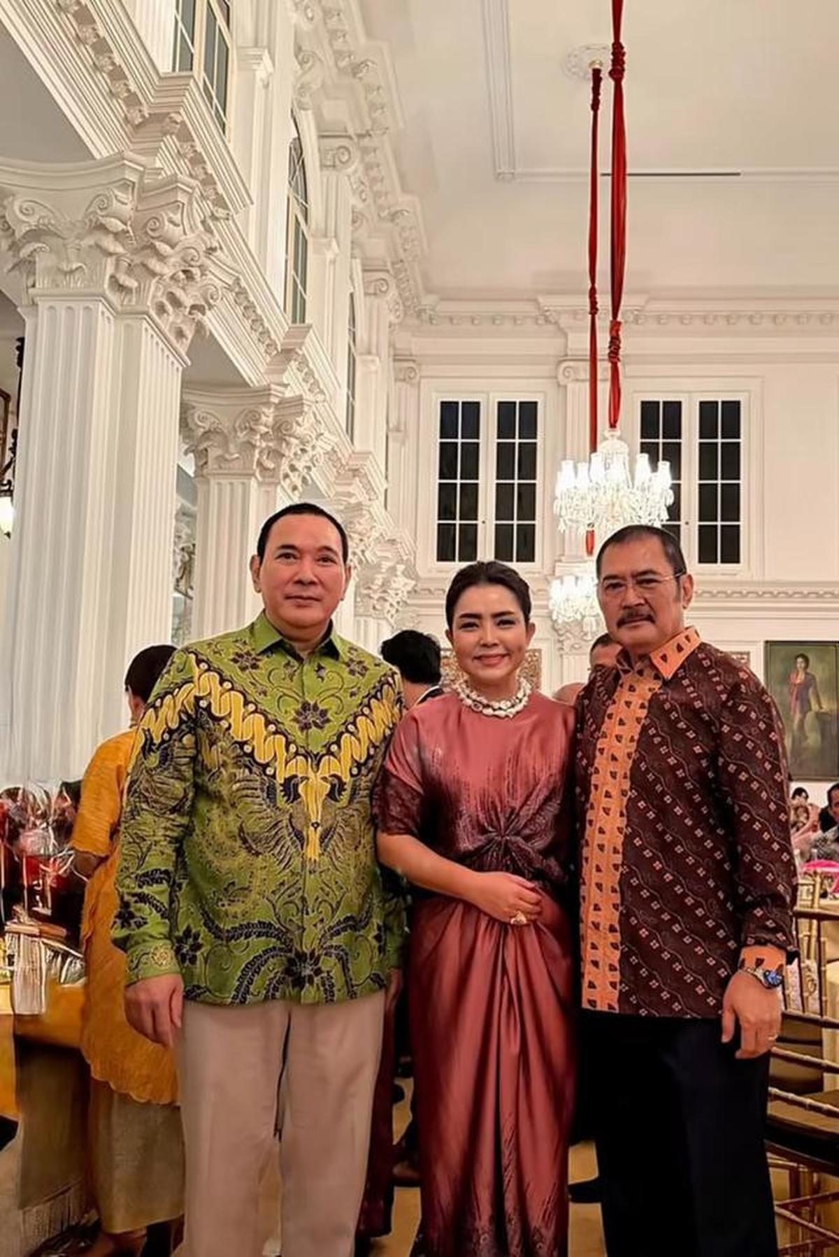 Potret Mayangsari Hadiri Dinner Acara Keluarga, Tampil Anggun dan Elegan Bersama Suami