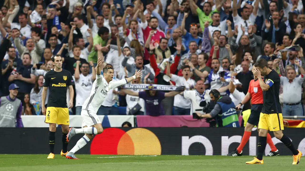 Bintang Real Madrid Cristiano Ronaldo (dua dari kiri) merayakan gol pertamanya ke gawang Atletico Madrid pada leg pertama semifinal Liga Champions di Estadio Santiago Bernabeu, Rabu (3/5/2017) dinihari WIB. 