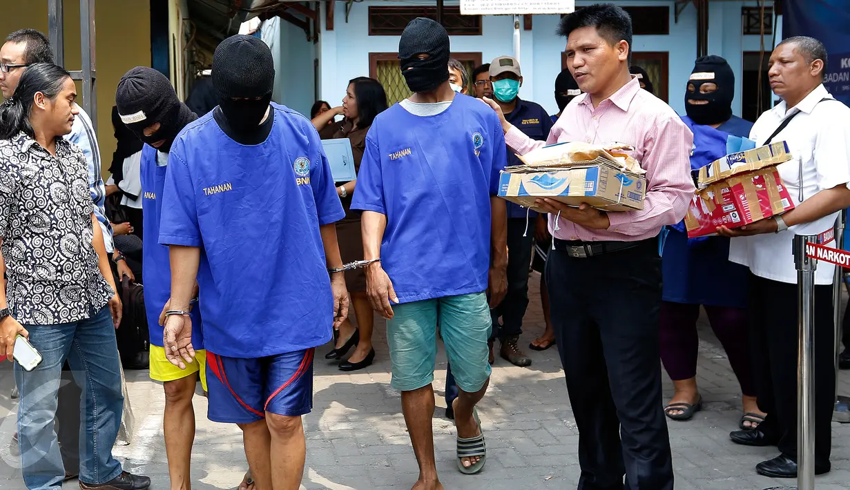 Para tersangka dihadirkan saat pemusnahan barang bukti di Kantor BNN, Jakarta, Kamis (17/9/2015). BNN memusnahkan 7,8 kg sabu dari hasil pengungkapan 4 kasus peredaran narkoba selama bulan Agustus. (Liputan6.com/Yoppy Renato)