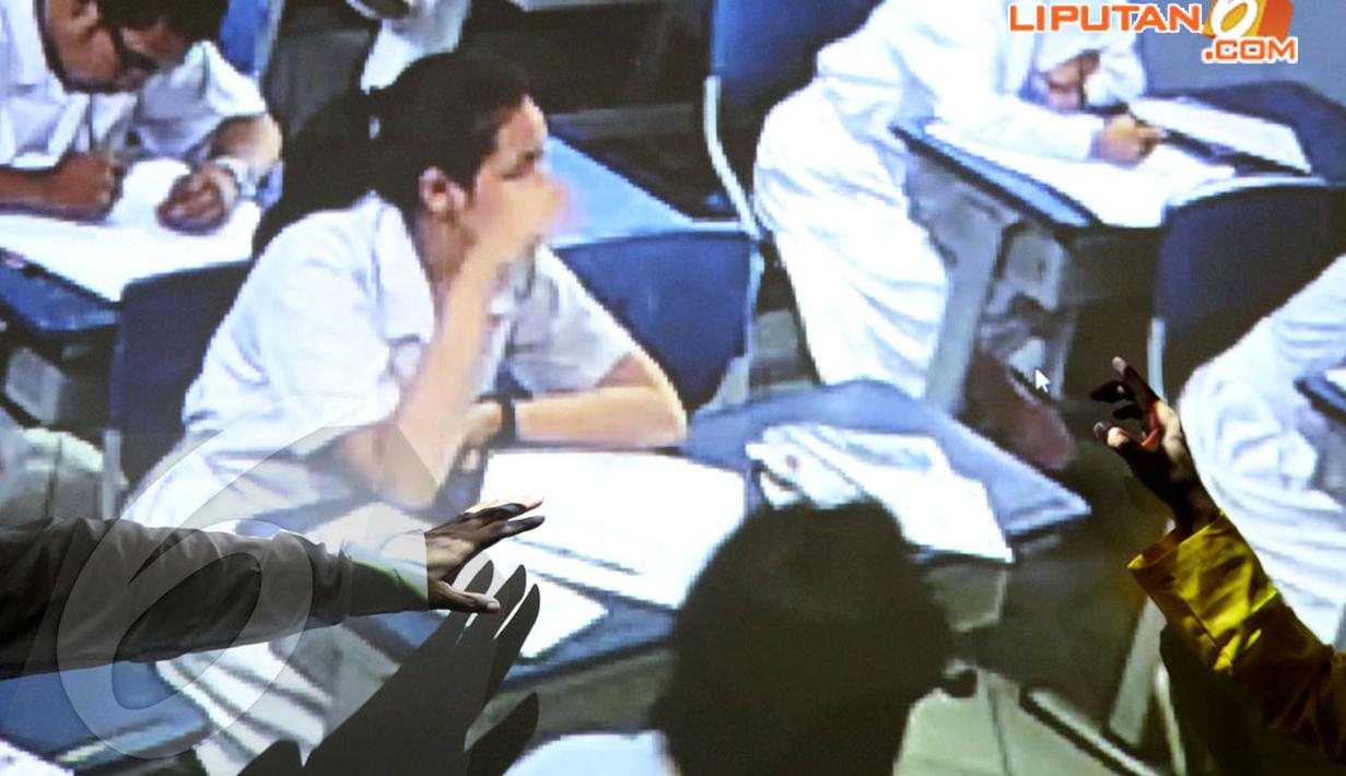 SMA Negeri Budi Utomo Jakarta Pusat melaksanakanUjian Nasional Selasa (15/4/14) (Liputan6.com/Faisal R Syam).