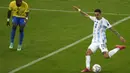Argentina berhasil mengembangkan permainan setelah unggul dari Brasil. Angel Di Maria nyaris menggandakan keunggulan di menit ke-28 ketika tendangannya dari dekat kotak pinalti masih membentur bek Brasil. (Foto: AFP/Mauro Pimentel)