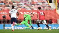 Gelandang Manchester United (MU) Bruno Fernandes mencetak gol penalti pada laga Liga Inggris melawan Tottenham Hostpur di Old Trafford, Minggu (4/10/2020). (AFP/Oli Scarff)