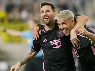 Dua pemain jebolan Barcelona, Lionel Messi dan Luis Suarez kompak menyumbang gol untuk Inter Miami saat melawan Columbus Crew. (AFP/Jason Mowry)