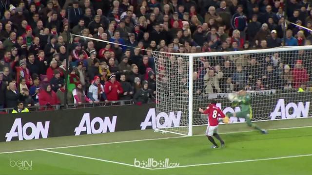 Berita video kiper Hull City menghalau tendangan jarak dekat gelandang Manchester United, Juan Mata. This video presented by BallBall.