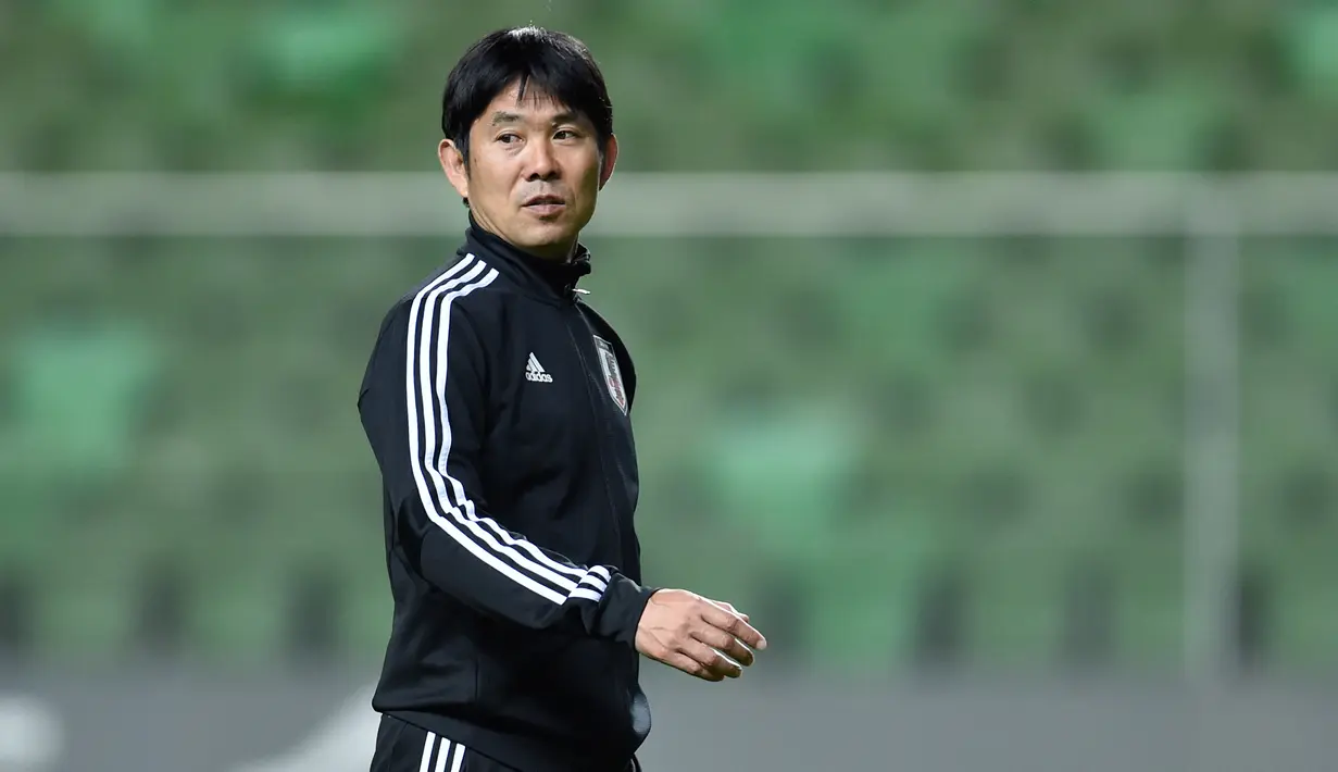 Pelatih Jepang, Hajime Moriyasu melihat para pemainnya berlatih selama sesi latihan di stadion Independencia di Belo Horizonte, Brasil (23/6/2019). Jepang akan bertanding melawan Ekuador pada grup C Copa America 2019. (AFP Photo/Douglas Magno)