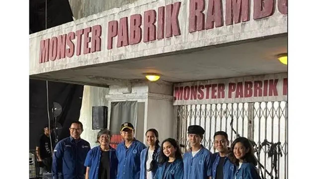 6 Potret Dian Sastrowardoyo Jadi Produser Eksekutif Film Monster Pabrik Rambut