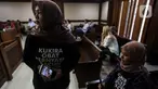 Solihah orangtua korban gangguan ginjal akut progresif atipikal (GGAPA) memegang foto anaknya saat menghadiri sidang lanjutan gugatan class action GGAPA di Pengadilan Negeri Jakarta Pusat, Jakarta, Selasa (18/7/2023). (Liputan6.com/Johan Tallo)