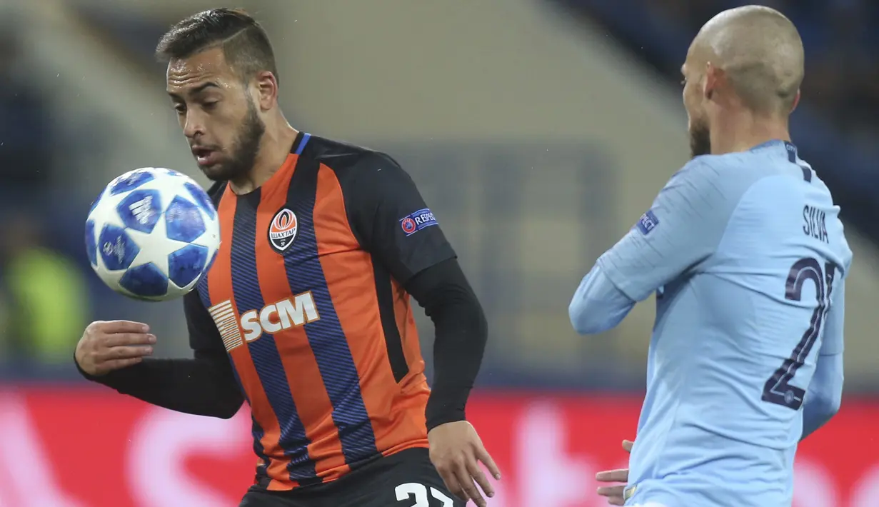 Gelandang Manchester City, David Silva, berebut bola dengan pemain Shakhtar Donetsk, Maycon, pada laga Liga Champions di Stadion Metalist, Selasa (23/10/2018). Shakhtar Donetsk kalah 0-3 dari Manchester City. (AP/Efrem Lukatsky)