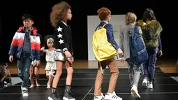 Para model cilik berjalan di atas catwalk selama petitePARADE  di Children's Club di Jacob Javits Center, New York, AS (9/1). (Mike Coppola/Getty Images for petitePARADE/AFP)