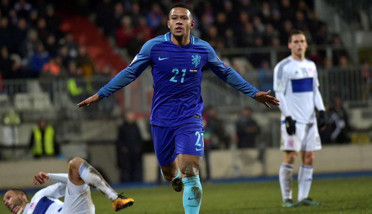 Memphis Depay berhasil mencetak dua gol yang memastikan kemenangan Belanda atas Luxembourg 3-1. (Reuters/Eric Vidal)