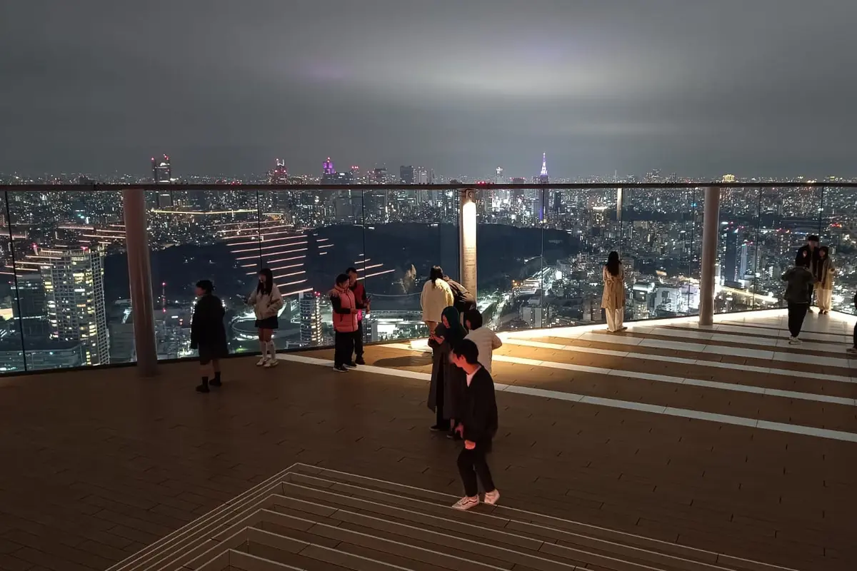 Shibuya Scramble Square adalah tempat terbaik untuk melihat pemandangan kota metropolitan Tokyo dari ketinggian 230 meter.