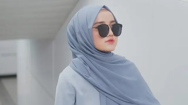 Gaya Wirda Mansur Pakai Kacamata Hitam, Penampilannya Makin Kece