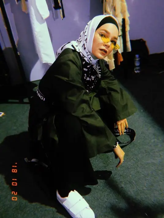 "Aku rasa, when you have that self love buat diri kita, baru kita bisa menyebarkan si love itu buat orang lain dan akhirnya kita berusaha yang terbaik buat diri kita dulu baru bisa berusaha untuk membantu tampil terbaik di luar sana," jelas Dewi Sandra.  (Instagram/dewisandra)