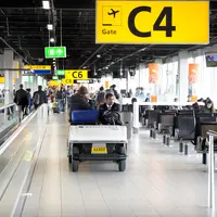 Sebaiknya, jangan menerima barang gratis di bandara saat traveling. (schipholstories.tumblr.com)