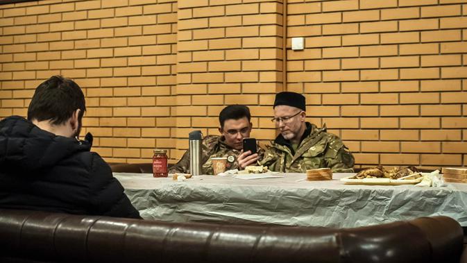 Syekh Said Ismagilov (kanan), Mufti Ukraina, ikut berperang melawan Rusia. Dok: Facebook Said Ismagilov