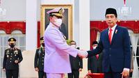 Presiden Joko Widodo atau Jokowi (kanan) berjabat tangan dengan Panglima TNI Laksamana TNI Yudo Margono saat acara pelantikan di Istana Negara, Jakarta, Senin (19/12/2022). Presiden Jokowi melantik Laksamana TNI Yudo Margono sebagai Panglima TNI menggantikan Jenderal TNI Andika Perkasa. (Foto: Laily Rachev - Biro Pers Sekretariat Presiden)