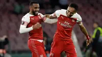 Penyerang Arsenal, Alexandre Lacazette (kiri) berselebrasi bersama rekannya Pierre-Emerick Aubameyang usai mencetak gol ke gawang Napoli pada leg kedua babak perempat final Liga Europa di stadion San Paolo di Naples, Italia (18/4). Arsenal menang tipis 1-0 atas Napoli. (AP Photo/Luca Bruno)