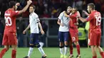 Striker Makedonia, Ilija Nestorovski, memeluk bek Italia, Giorgio Chiellini, pada laga Kualifikasi Piala Dunia 2018 di Stadion Olimpico, Turin, Jumat (6/10/2017). Italia ditahan imbang 1-1 dengan Makedonia. (AP/Alessandro Di Marco)