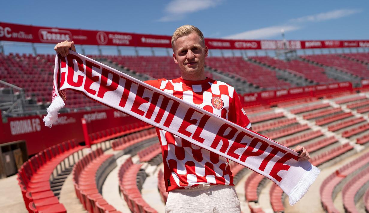 Setelah kembali dari masa peminjaman selama setengah musim bersama Eintracht Frankfurt, Manchester United akhirnya melepas permanen Donny va de Beek ke Girona pada awal musim 2024/2025. Gelandang asal Belanda berusia 27 tahun tersebut dilego dengan nilai transfer hanya 500 ribu euro. (gironafc.cat)