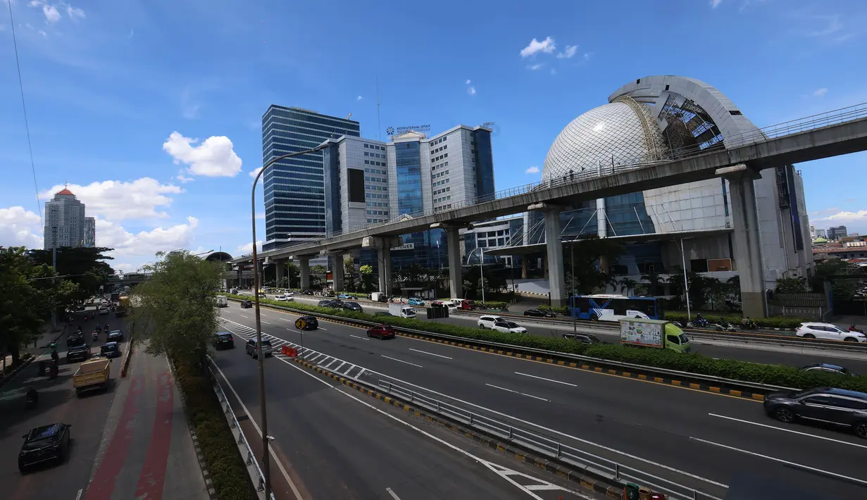 Kebijakan ini tidak berlaku bagi ASN yang bertugas di sektor pelayanan langsung seperti guru atau tenaga medis yang tetap melakukan tugas tatap muka. Tampak dalam foto, suasana ruas jalan Jenderal Gatot Subroto, Jakarta, saat pemberlakukan kebijakan Work From Home (WFH) untuk Aparatur Sipil Negara (ASN), Jumat (10/4/2026). (Kapanlagi.com/Budy Santoso)