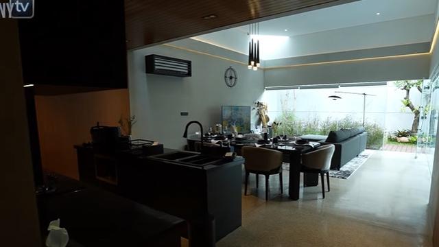 Punya 3 Lantai, Ini 7 Potret Rumah Baru Desta yang Mewah Bak Hotel
