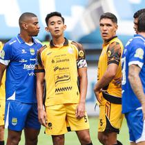 Bek Persija Jakarta, Rizky Ridho (nomor 5), gagal membawa timnya meraih kemenangan saat bersua Persib Bandung pada laga pekan ke-17 BRI Super League musim ini di Stadion Gelora Bandung Lautan Api (GBLA), Bandung, Minggu (11/1/2026) sore WIB. Dalam duel itu, Persija takluk 0-1 dari Persib. (Bola.com/Abdul Aziz)