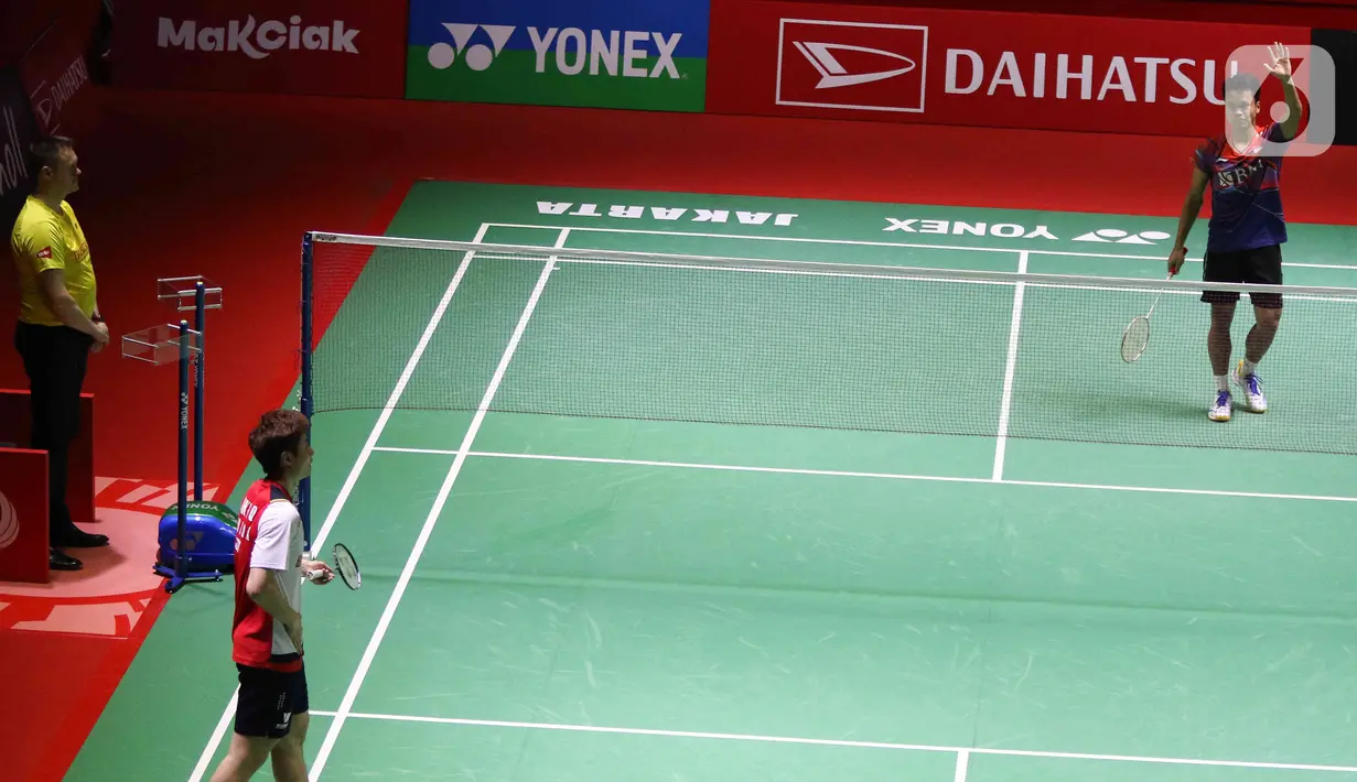 Pebulu tangkis tunggal putra Indonesia Anthony Sinisuka Ginting (kanan) saat melawan tunggal putra China Shi Yu Qi pada babak 16 besar Indonesia Masters 2023 di Istora Senayan, Jakarta, Kamis (26/1/2023). Anthony Sinisuka Ginting terhenti di babak 16 besar Indonesia Masters 2023 setelah kalah dari Shi Yu Qi dengan skor 19-21 dan 16-21. (Liputan6.com/Herman Zakharia)