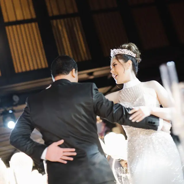 10 Potret Detail Busana Tina Toon dari Prosesi Sangjit sampai Resepsi Pernikahan