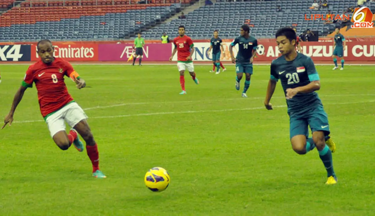 Pemain Timnas Indonesia, Elie Aiboy dan pemain Singapura, Muhammad Irwan Shah berusaha mendapatkan bola dalam Laga Piala AFF Suzuki 2012 antara Indonesia vs Singapura di Stadion Bukit Jalil, Kuala Lumpur, Malaysia, Rabu 28 November 2012. Pertandingan dime