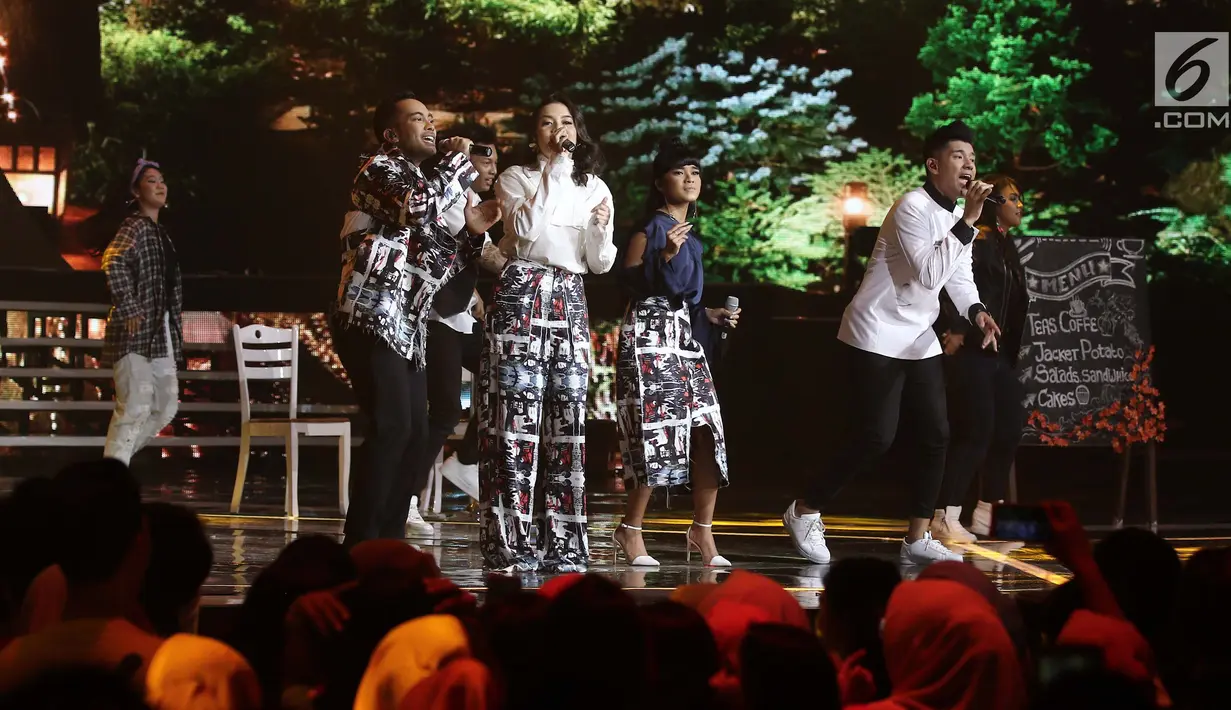 Penampilan Grup Vokal GAC saat berkolaborasi dengan penyanyi Jazz pada malam puncak HUT ke 27 SCTV di Hall D, Jiexpo Kemayoran, Jakarta, Kamis (24/8). Sejumlah artis ternama turut meramaikan malam spesial ini. (Liputan6.com/Herman Zakharia)