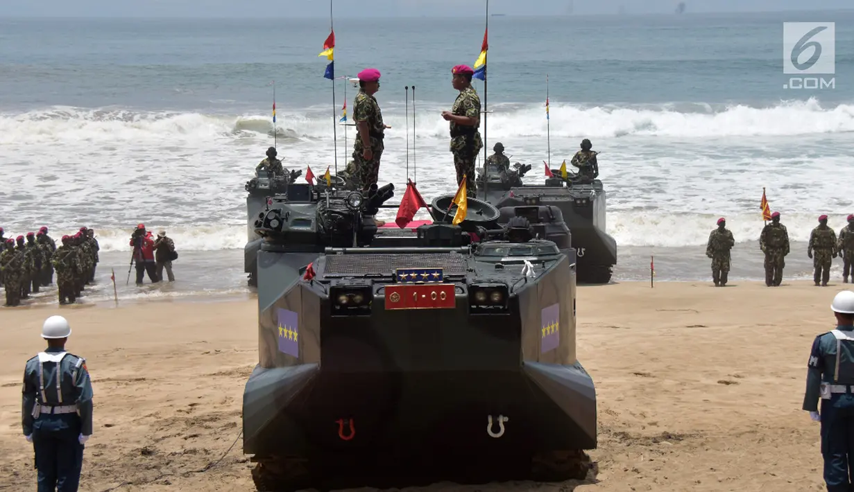 Prosesi pengangkatan Panglima TNI Marsekal Hadi Tjahjanto menjadi warga kehormatan Korps Marinir oleh Komandan Korps Marinir Mayor Jenderal TNI (Mar) Bambang Suswantono di Pantai Nganteb, Malang, Jawa Timur, Kamis (22/2). (Liputan6.com/HO/Marinir TNI-AL)