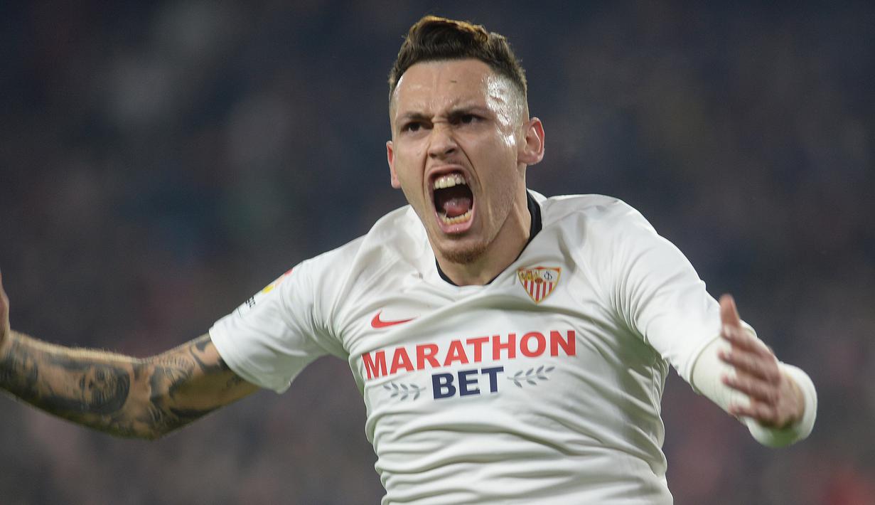 6. Lucas Ocampos (Sevilla) - Pemain berusia 26 tahun ini tampil mempesona saat membawa Sevilla meraih trofi juara Liga Europa 2019/2020 lalu. Lucas Ocampos telah menyumbangkan 17 gol dan 5 assist bersama Sevilla di semua kompetisi pada musim 2019/2020. (AFP/Cristina Quicler)