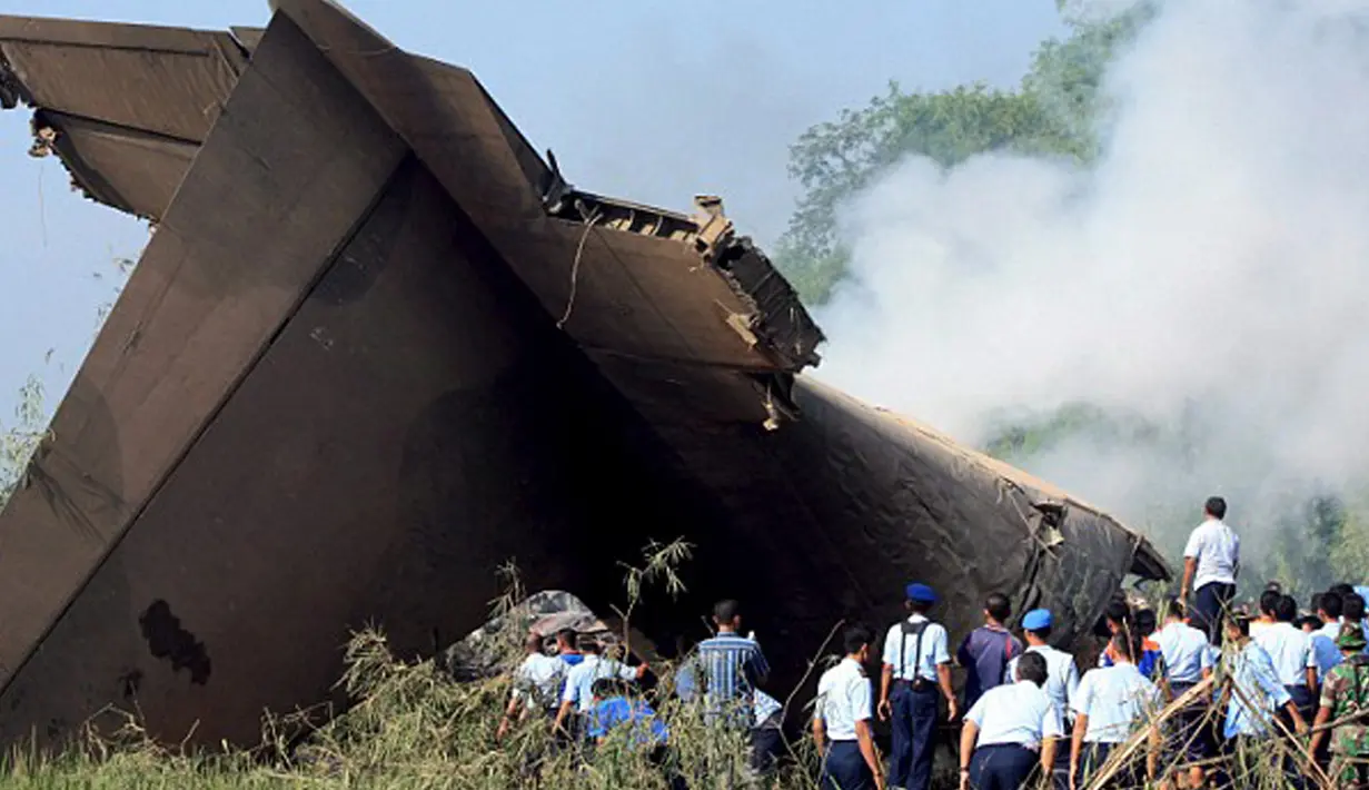 Hercules L-100-30 dengan nomor registrasi A-1325, dari Skadron 31 jatuh dan menabrak rumah penduduk serta ladang padi hingga terbakar di Magetan, Jawa Timur pada 20 Mei 2009. Sebanyak 98 penumpang tewas kecelakaan ini. (Ilustrasi Istimewa)