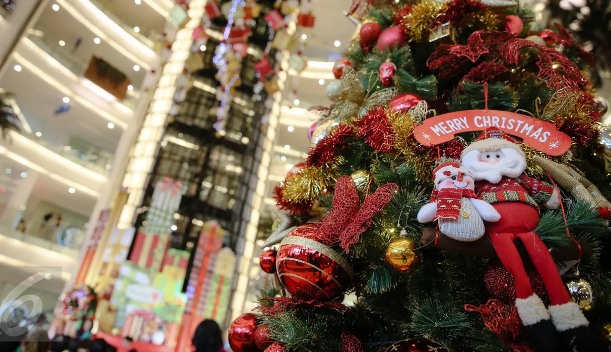 Sebuah pohon natal yang cantik telah terpasang di Emporium Pluit Mall, Jakarta Utara, Jumat (11/12/2015). Menyambut natal dan tahun baru 2016, Emporium Mall Pluit menyajikan aneka acara untuk menghibur para pengunjung. (Liputan6.com/Faizal Fanani)