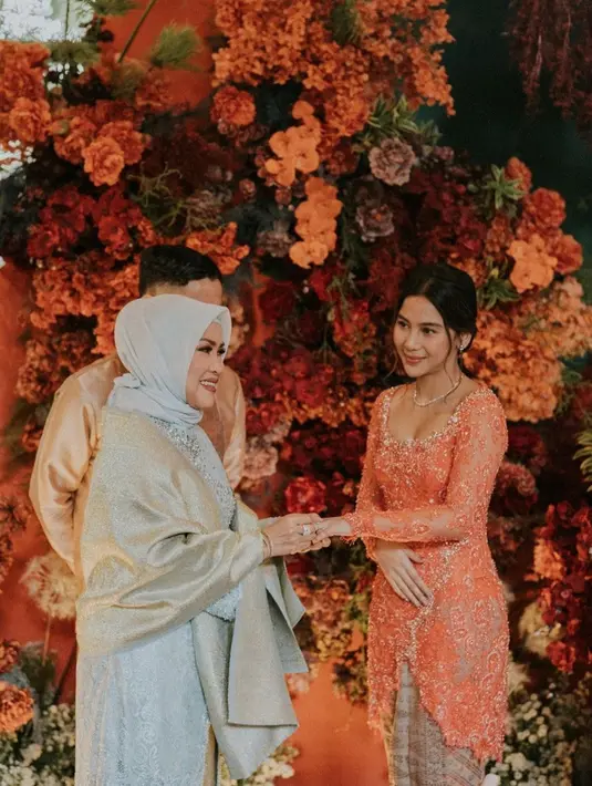 Dalam keterangan fotonya, Adinda Thomas mengaku bisa berada di momen lamaran karena dukungan dari keluarga hingga teman terdekat. [instagram/adindathomas]
