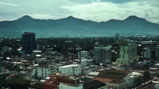 Gunung Pacet bersebelahan dengan gunung lainnya di Bandung, Jawa Barat