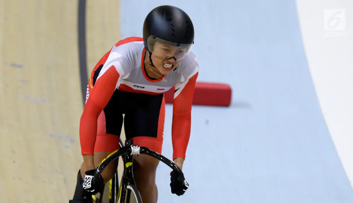 Pembalap sepeda Indonesia, Chrismonita Dwi Putri memacu sepedanya di nomor Women Elite nomor 500m Time Trial Asian Track Championships 2019 di Jakarta International Velodrome, Kamis (10/1). Putri meraih mendali perunggu. (Bola.com/Yoppy Renato)