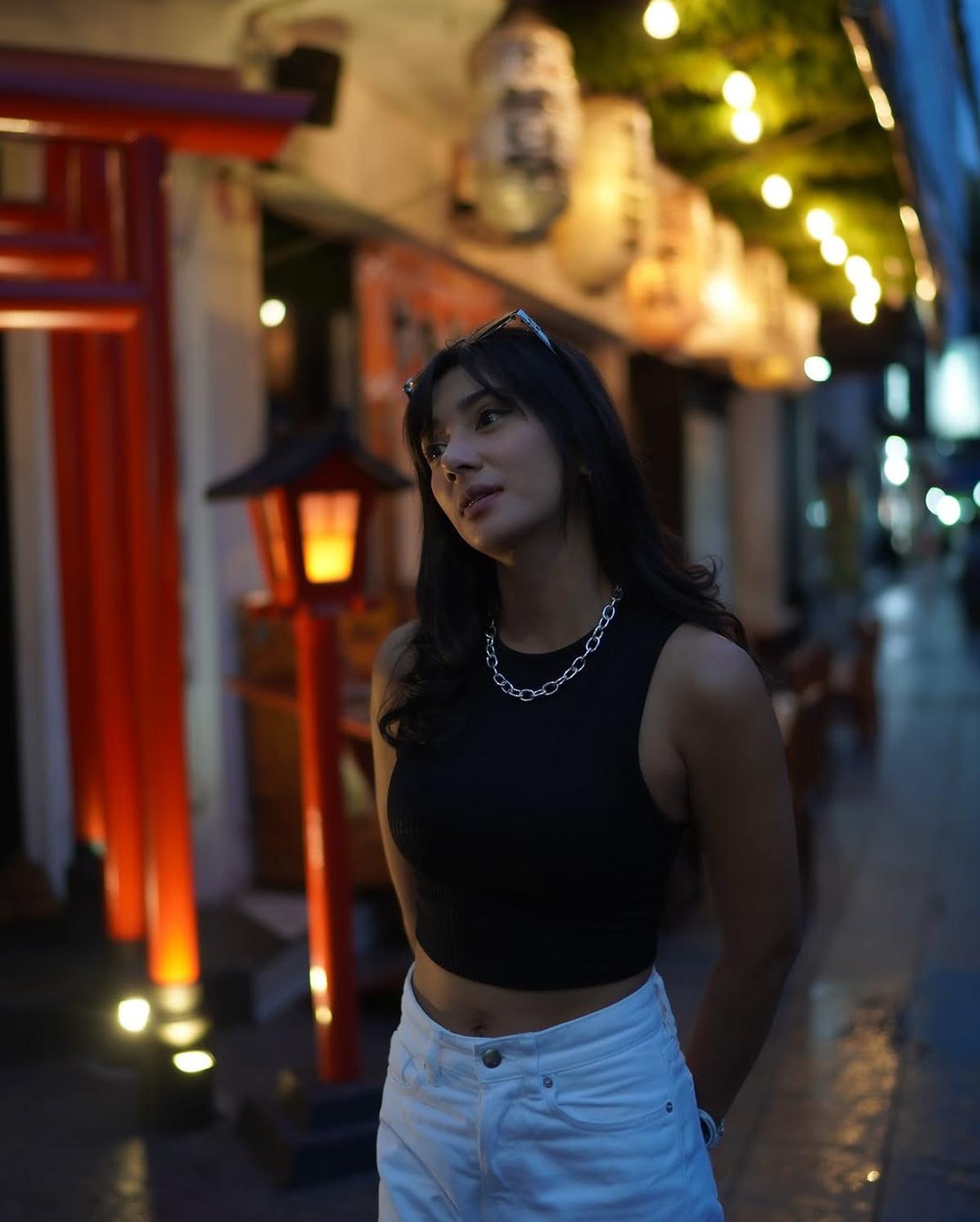 Potret Terbaru Fanny Ghassani, Cantik dengan Outfit Tank Top Crop Hitam