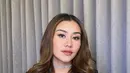 Aaliyah tampil menawan kenakan sleeveless slim fit mini dress warna hitam. Penampilannya dilengkapi dengan mini bag hitam dan choker silver. Disempurnakan dengan pulasan makeup soft glam, sementara rambutnya dibiarkan tergerai. [@azizahsalsha_/@aaliyah.massaid].