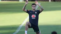 Gelandang Brasil, Philippe Coutinho melakukan pemanasan selama sesi latihan di Belo Horizonte, Brasil (1/7/2019). Argentina dan Brasil akan bertanding pada semifinal Copa America 2019. (AP Photo/Natacha Pisarenko)