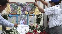 Orang-orang mempersiapkan upacara peringatan sebagai penghormatan kepada seorang guru yang tewas dalam protes kudeta militer di Yangon, Myanmar, Senin (1/3/2021).  Myanmar berada dalam kekacauan sejak tentara merebut kekuasaan dan menahan pemimpin pemerintah terpilih Aung San Suu Kyi. (AP Photo)