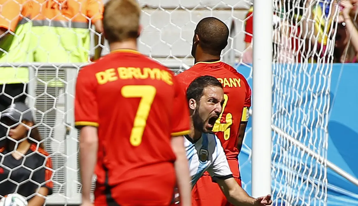 Selebrasi pemain depan Argentina, Gonzalo Higuain, usai mencetak gol ke gawang Belgia di perempat final Piala Dunia 2014 di Stadion Nasional Brasilia, (5/7/2014). (REUTERS/Damir Sagolj)