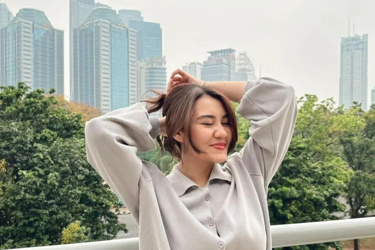 Potret Aaliyah Massaid Sambil Pegang Kamera