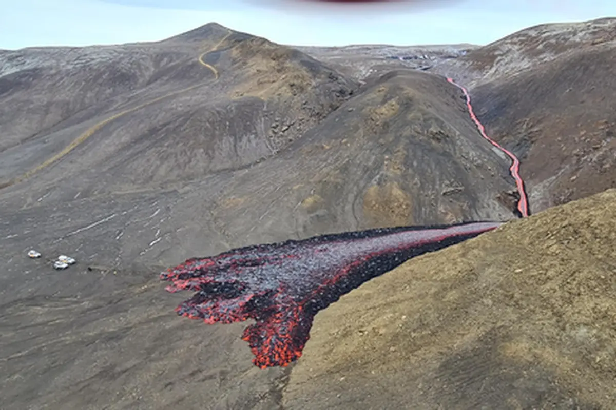 Bikin Merinding, Ini Hasil Foto Semburan Uap dan Lava di Islandia