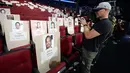 Deretan tempat duduk disertai foto para selebriti dan tamu berjejer rapi jelang perhelatan akbar Emmy Awards 2018 di Teater Microsoft, Los Angeles, Kamis (13/9). Emmy Awards ke-70 akan digelar 17 September mendatang. (KEVORK DJANSEZIAN/GETTY IMAGES/AFP)