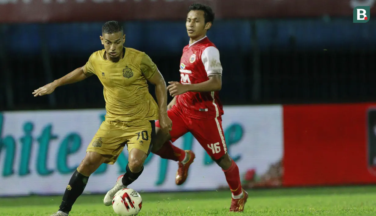 Gelandang Bhayangkara Solo FC, Renan Da Silva (kiri) melewati gelandang Persija Jakarta, Osvaldo Haay dalam laga matchday ke-3 Grup B Piala Menpora 2021 di Stadion Kanjuruhan, Malang, Rabu (31/3/2021). Bhayangkara Solo FC kalah 1-2 dari Persija. (Bola.com/M Iqbal Ichsan)