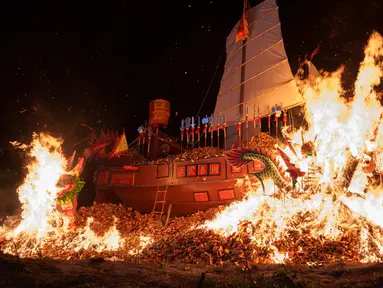 Kapal Wangkang dibakar pada upacara puncak agar arwah yang terkumpul dapat berlayar secara simbolis ke alam lain saat Festival Wangkang atau Kapal Kerajaan di Malaka, Malaysia, Kamis (11/1/2024). (AP Photo/Vincent Thian)