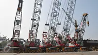 Mobil Crane yang diberi garis polisi di PT. Pelabuhan Indonesia (Pelindo) II, Jakarta, (6/1). Direktorat Tipideksus Bareskrim Polri menyita dan mengamankan 10 unit Crane pada beberapa bulan yang lalu di pelabuhan tersebut. (Liputan6.com/Gempur M Surya)