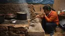 Calon ibu negara Peru, Lilia Paredes (48) meniupkan buluh bambu untuk menyalakan api di rumahnya yang terbuat dari batu bata di pedesaan Chugur, 22 Juli 2021. Suaminya, Pedro Castillo yang merupakan mantan guru dan pemimpin serikat pekerja memenangkan pemilihan presiden Peru. (AP/Franklin Briceno)