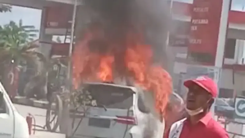 Mobil minibus terbakar di SPBU Kendari saat sedang mengisi BBM Rabu (1/6/2022).(Liputan6.com/Ahmad Akbar Fua)